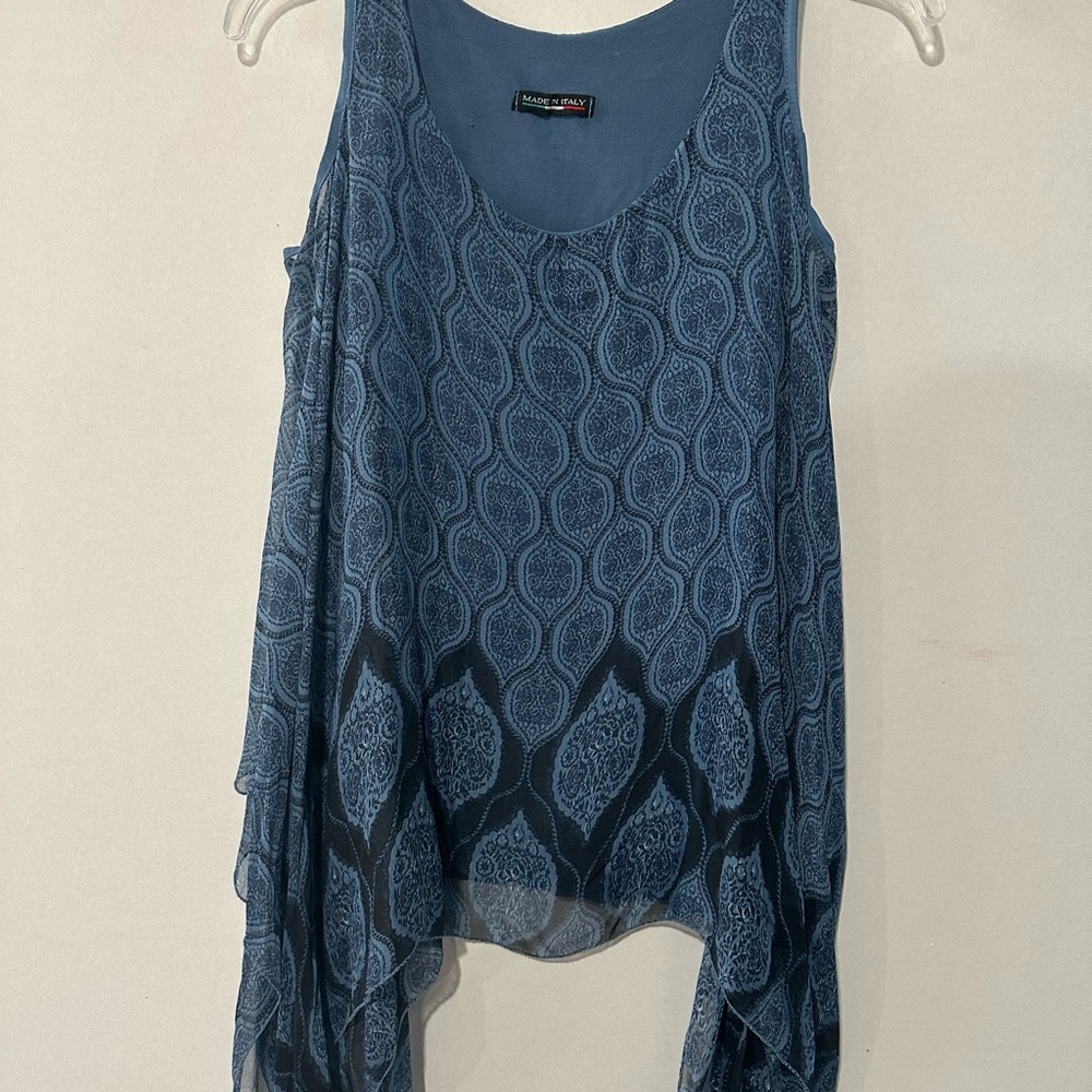 💜 2/$40! Stylish Blue Patterned Sleeveless Blouse
